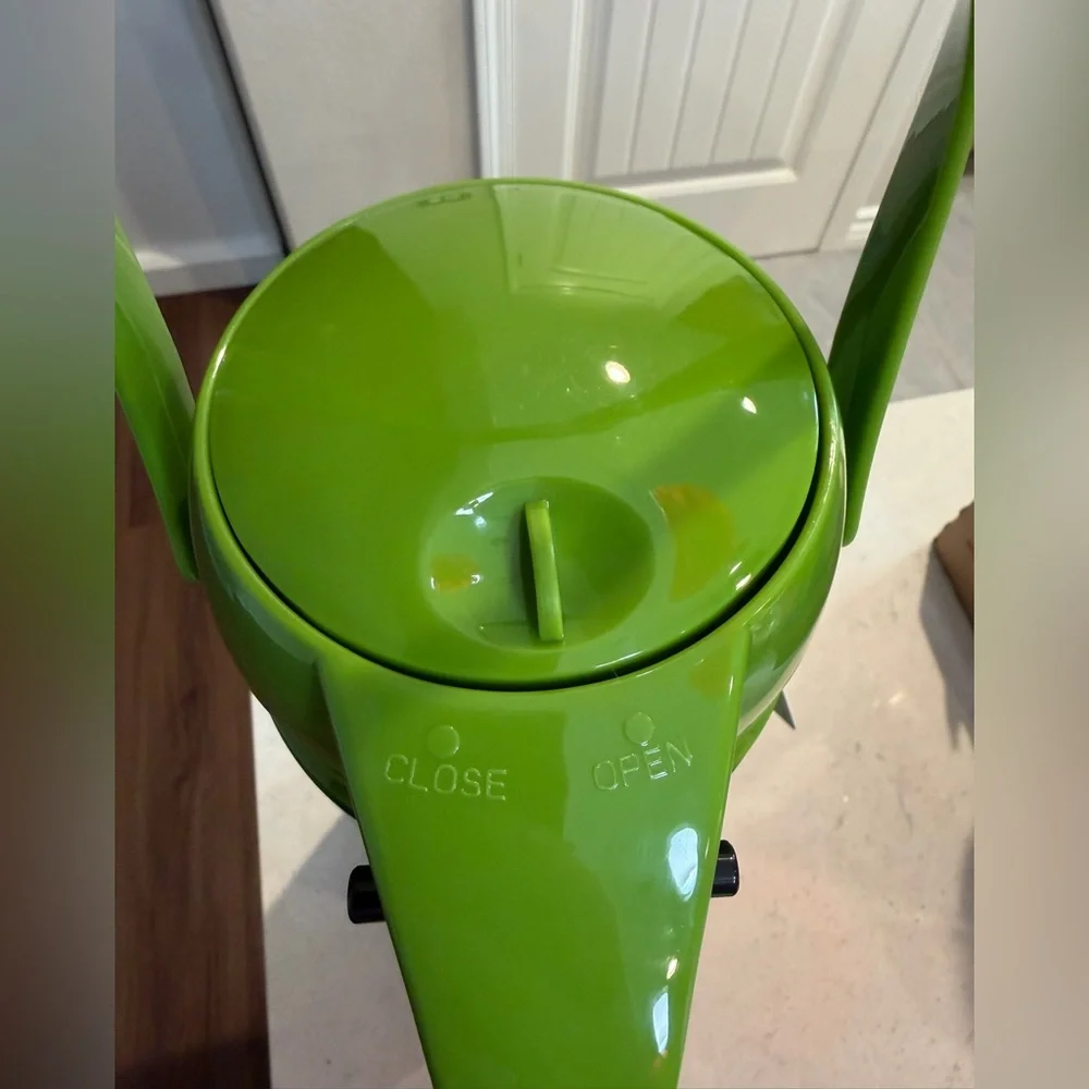 Williams Sonoma Grinch Hot Chocolate Pump Pot - GreenBNWT and in original box.